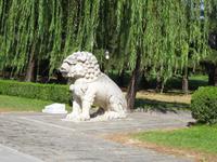 Paarweise bewachen Löwn und andere Tiere die Grabanlage