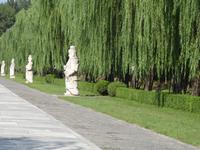 Den Abschluss des Weges bilden 12 konfzianische Beamte