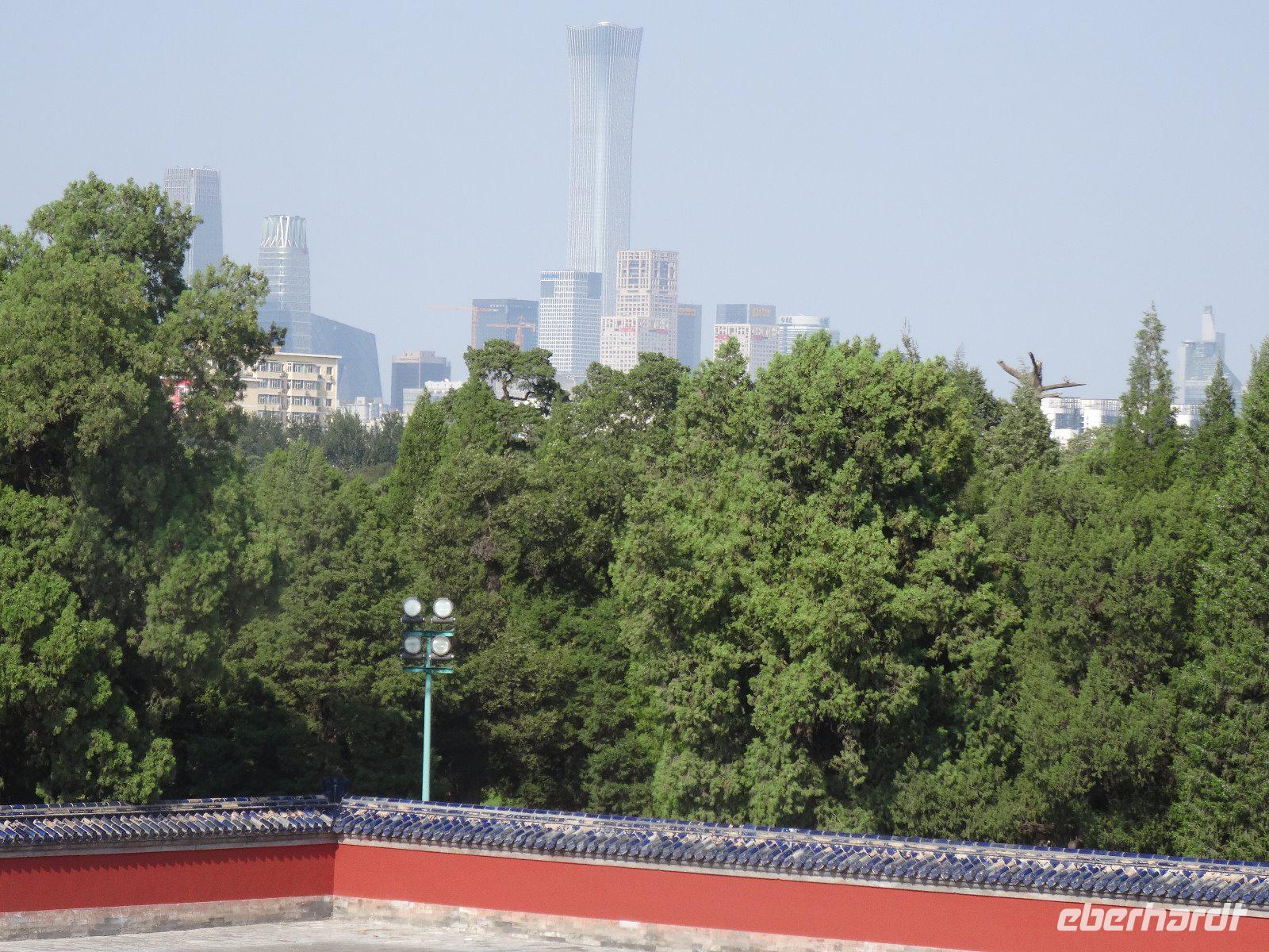 Im Hintergrund sieht man das moderne Peking