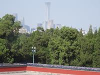 Im Hintergrund sieht man das moderne Peking