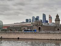 Moskau. Bei der Schifffahrt.