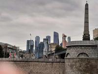 Moskau. Bei der Schifffahrt.