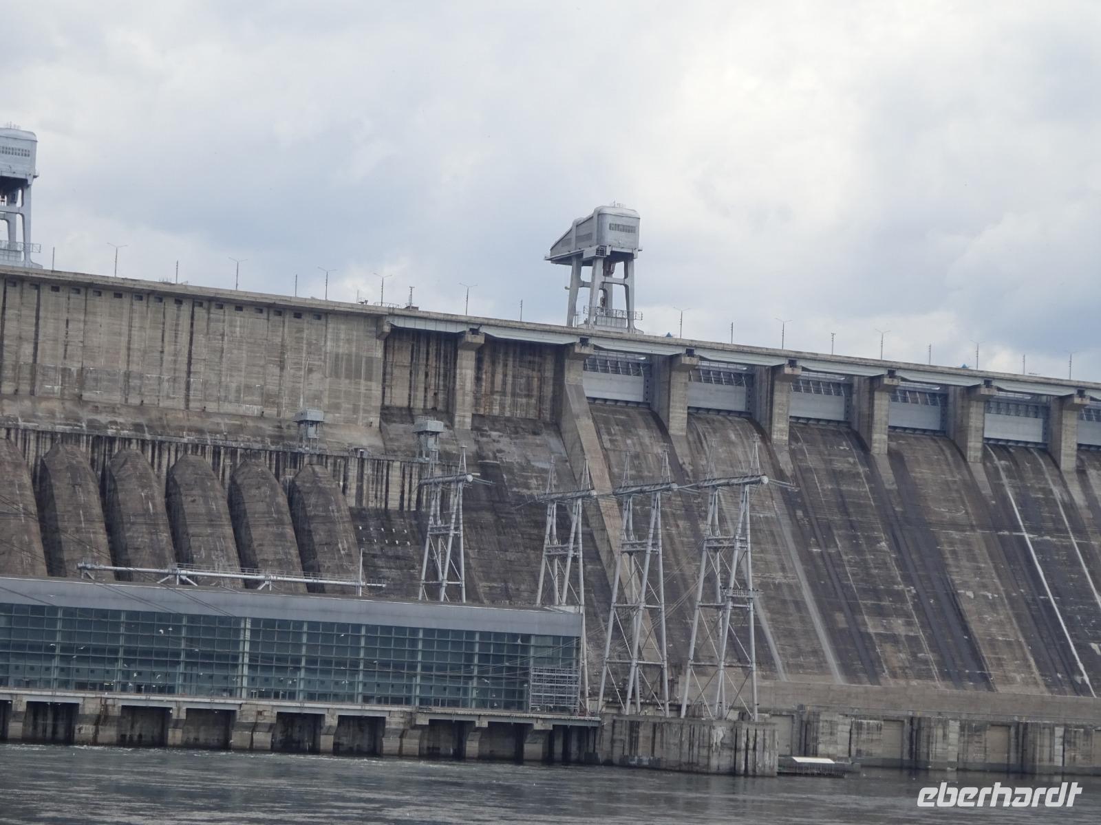 Krasnojarsk: Staumauer des Wasserkraftwerkes des Jenissej