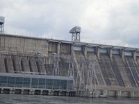 Krasnojarsk: Staumauer des Wasserkraftwerkes des Jenissej