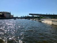 Fahrt auf der Moskwa in Moskau, unter dem Skywalk