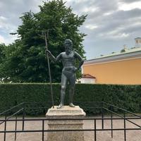 Neptunstatue im Peterhof am Finnischen Meerbusen