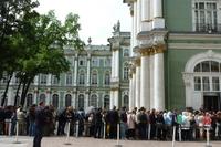 lange Warteschlange vor der Ermitage