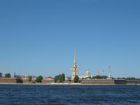 Im Hintergrund: Peter-und-Paul-Kathedrale