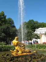 Triton kämpft mit dem Krokodil