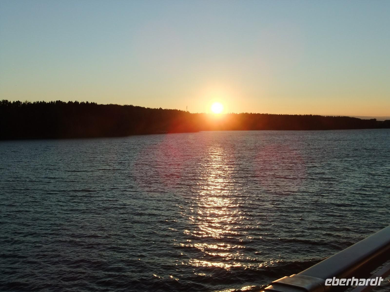 Sonnenuntergang auf dem Moskwa-Wolga-Kanal