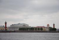 Neva mit Blick auf die Rostrasäulen