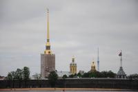 St. Peter und Paul Festung vom Fluss aus mit vorgelagerten Strand