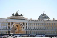 Gebäude des ehemaligen Generalsstabes mit Triumphbogen