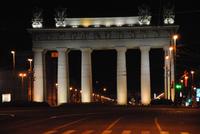 Moskauer Triumphtor bei Nacht