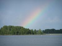 Die Insel verabschiedet sich von uns mit einem Regenbogen