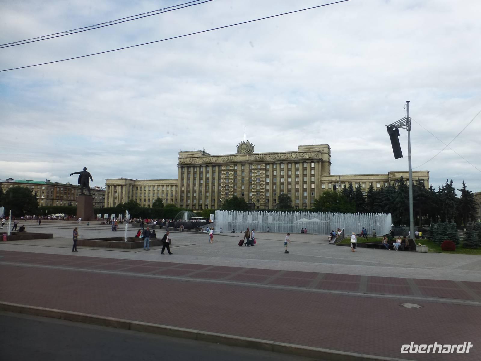 In St. Petersburg begrüßte uns ein Lenin-Denkmal. Das Gebäude im Hintergrund sollte ursprünglich als Stadtverwaltung dienen.