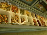 Gefrorene Lebensmittel im Supermarkt. Bei uns würde das Gesundheitsamt vermutlich Sturm laufen.