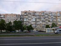 ... und eher unansehnlichen Wohnblöcken, wenn man der Straße ein ganzes Stück weit folgte.