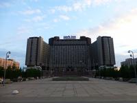 Das große Hotel wird auch für Kongresse genutzt und liegt im Nordwesten der Wassiljewski-Insel.