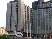 22.48 Uhr und immer noch taghell. In St. Petersburg geht im Juni die Sonne etwa um 0.00 Uhr unter und bereits um 2.00 Uhr wieder auf.