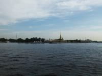 Die Peter-und-Pauls-Festung würden wir uns im Laufe des Tages noch ansehen. Hier der Blick von der Wassiljewski-Insel aus.