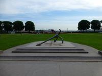 Dieser Anker wurde im Hafenbecken von St. Petersburg gefunden und auf der Landspitze der Wassiljewski-Insel auf einen Sockel gehoben.