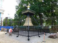 Die große Glocke prangt heute vor der Smolny-Kathedrale.