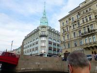 Wir wählten aber die entgegengesetzte Richtung unter der roten Brücke hindurch.