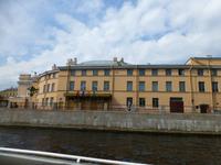 Der Circus Cinizelli ist ganz untypisch nicht in einem Zelt, sondern einem eigenen Gebäude untergebracht.