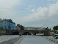 Die Rossbändigerbrücke zeigt auf ihren Eckpfeilern die vier Stufen der Bändigung eines Rosses.