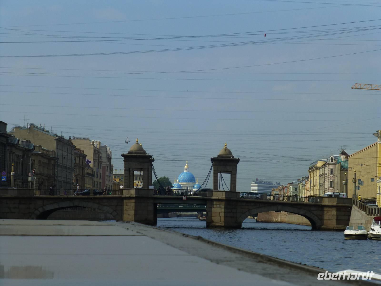 Die Lomonossow-Brücke mit der Dreifaltigkeitskathedrale im Hintergrund.