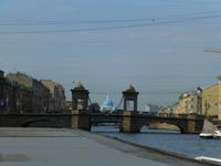Die Lomonossow-Brücke mit der Dreifaltigkeitskathedrale im Hintergrund.