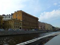 Eine der seltenen Höhenunterschiede zwischen Gebäuden entlang des Kanals.