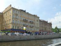 Unten links das Dickens Pub, eine Bar im britischen Stil direkt an der Fontanka.