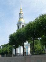 Zur Wasserseite hin hat die Kathedrale einen eigenen kleinen Turm.