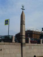 Die schwarzen Markierungen an dieser Säule zeigen die Wasserstände der besonders starken letzten Hochwässer an.