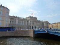 Blick über die blaue Brücke zum Marienpalast. Die blaue Brücke ist mit fast 100m die breiteste Brücke der Welt.