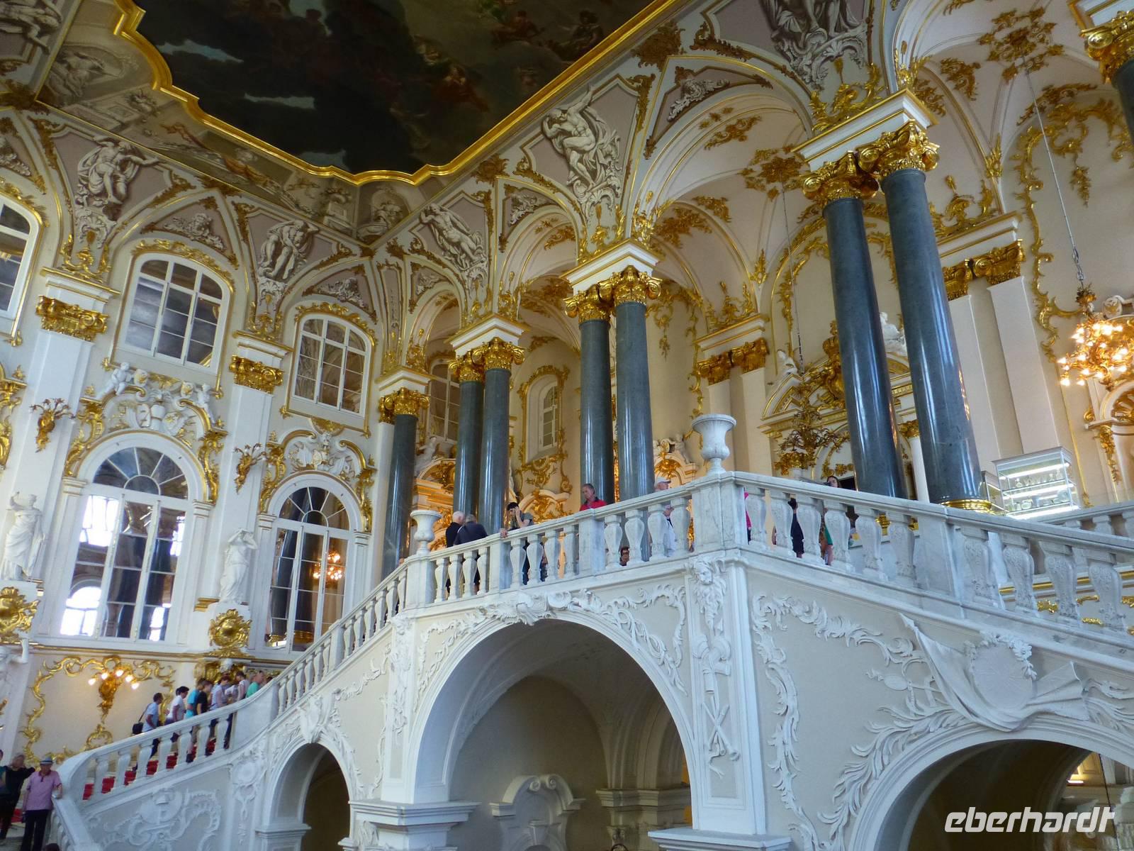 Drinnen empfing uns die imposante Jordantreppe, über die wir in den ersten Stock hinaufstiegen.