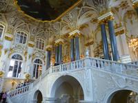 Drinnen empfing uns die imposante Jordantreppe, über die wir in den ersten Stock hinaufstiegen.