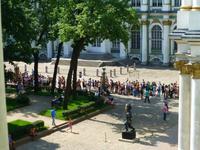 Beim Anblick der Warteschlange waren wir ganz froh über unseren gesonderten Gruppeneingang.