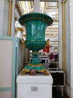 Eine Vase aus Malachit im Wappensaal. Zur Fertigung wurden kleine Malachitscheiben in Mosaiktechnik auf Stuck geklebt.