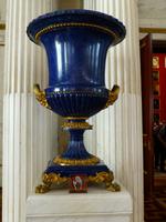 Das passende Gegenstück zur Malachitvase. Diese hier besteht aus blauem Lapislazuli.