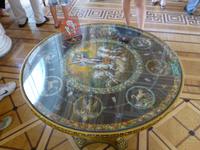 Auch einen solchen Tisch könnte ich mir gut in meinem Wohnzimmer vorstellen.