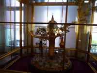 Uns beeindruckte diese Pfauenuhr aus dem Besitz von Grigorij Potemkin. Das Ziffernblatt wird hierbei vom Sockel gebildet.