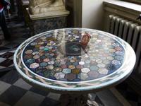 Ein hübsches Mosaiktischchen.
