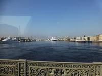 Einige Schiffe warteten schon auf der Newa auf die allabendliche Brückenöffnung.