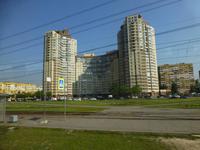 Ein großer Wohnblock am äußeren Stadtrand.