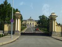 Bereits auf dem Weg nach Peterhof bekamen wir einige schöne Paläste zu sehen. Dieser wird für offizielle Empfänge genutzt.