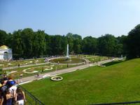Ein erster Blick auf den Park des Peterhofs.