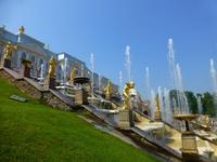 Besonders berühmt sind die goldenen Statuen vor dem Peterhof.